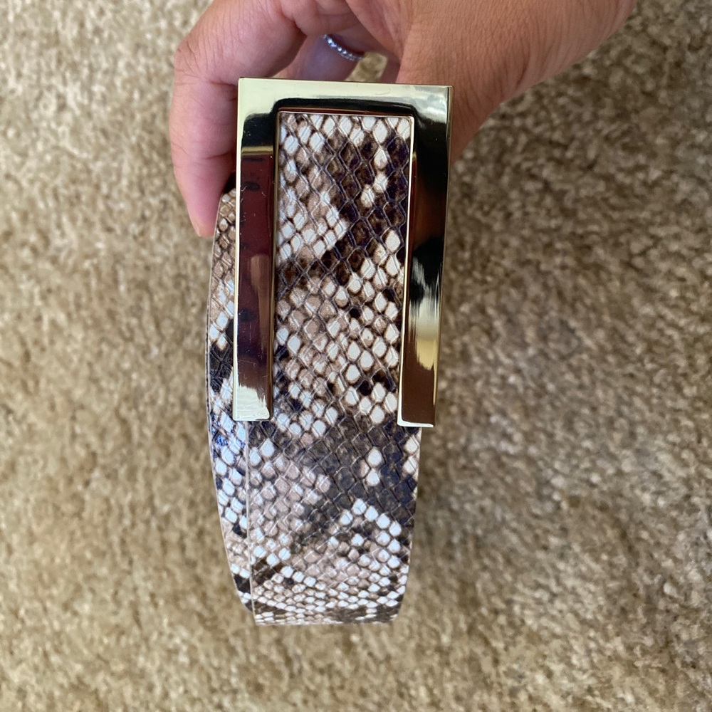 White House Black Market leather belt. Brand new without tag.